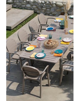 Alloro + Palma | Tavolo da esterno 210 x 100 allungabile con sedie in polipropilene con braccioli
